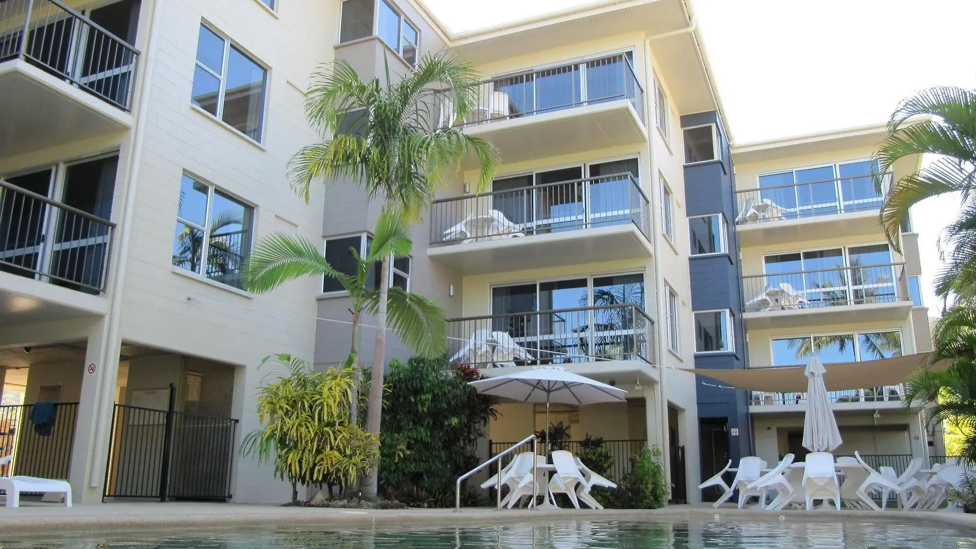 Island Palms Resort Nelly Bay